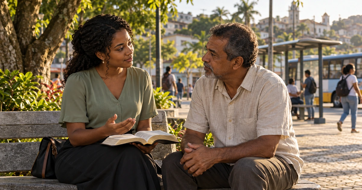 Uma mulher com uma Bíblia aberta conversa respeitosamente com um homem em um banco de praça, próximo a um ponto de ônibus.