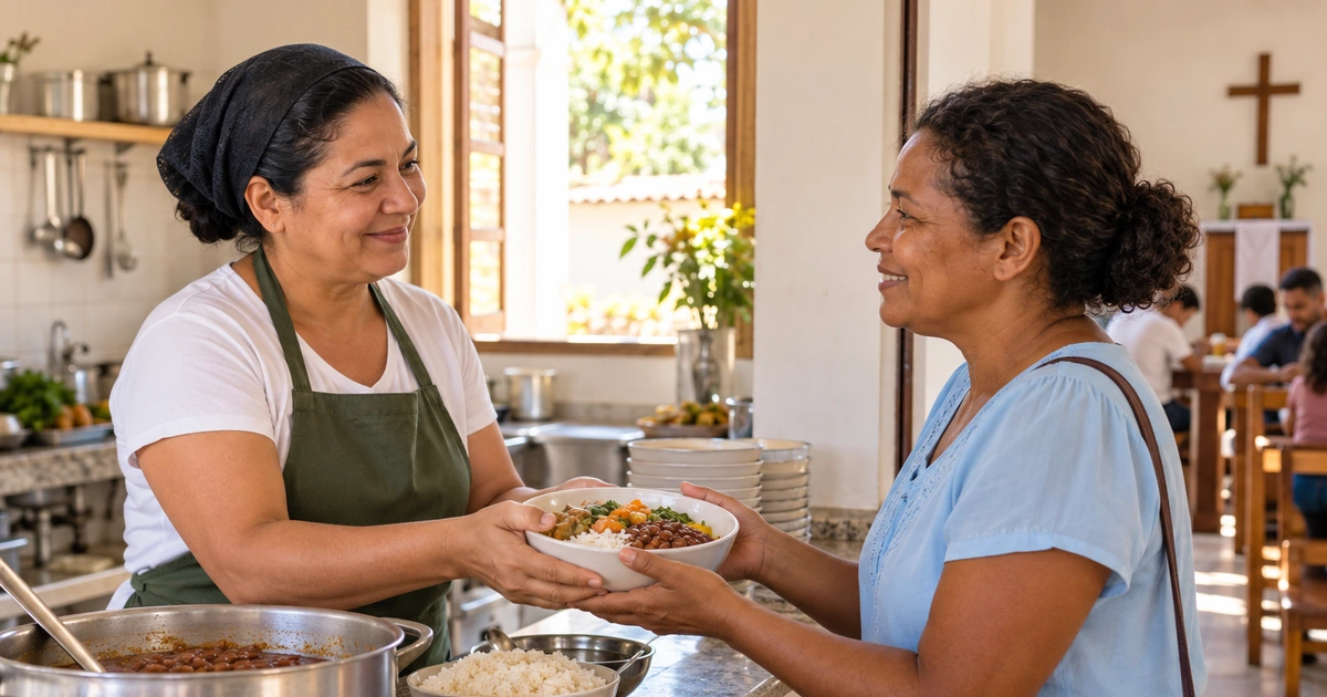 Uma mulher serve uma tigela de arroz, feijão e legumes a outra mulher, em uma cozinha comunitária simples.